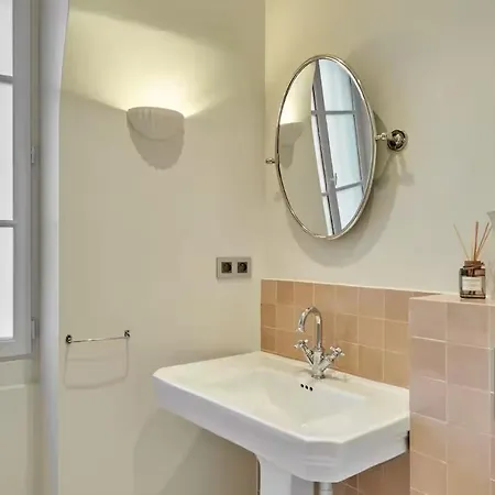 Вилла Beautiful New Triplex On Place Des Vosges Париж